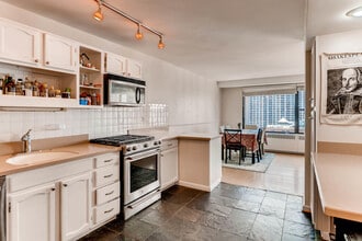 1540 N State Pky, Unit 12B in Chicago, IL - Foto de edificio - Building Photo