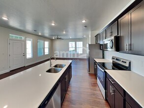 11047 S Blue Byu Dr in South Jordan, UT - Foto de edificio - Building Photo