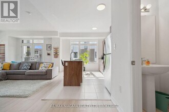 2 Sidney Rose Cmn in St Catharines, ON - Building Photo - Building Photo