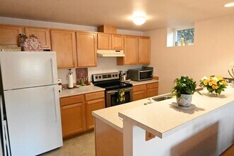 6246 NE Eagle Harbor Dr, Unit Apt. A in Bainbridge Island, WA - Building Photo - Building Photo