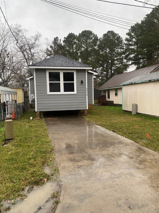 9572 Darkwood St in Willis, TX - Building Photo