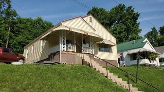 1387 Elizabeth St in Huntington, WV - Building Photo