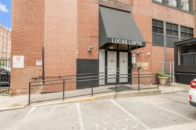 1114 Lucas Ave, Unit 609 in St. Louis, MO - Foto de edificio - Building Photo