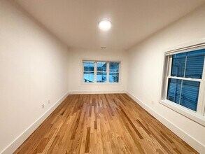 134 Bow St, Unit 2 in Everett, MA - Foto de edificio - Building Photo