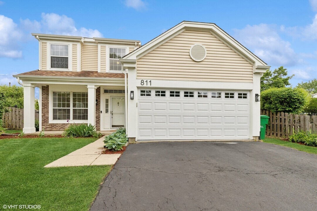 811 Cambridge Dr in Grayslake, IL - Building Photo
