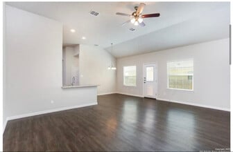 537 Grayson Ln in Seguin, TX - Building Photo - Building Photo