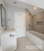 28 Brooks St, Unit 3 in Boston, MA - Building Photo - Building Photo