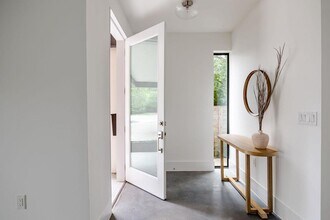 1811 Justin Ln in Austin, TX - Building Photo - Building Photo