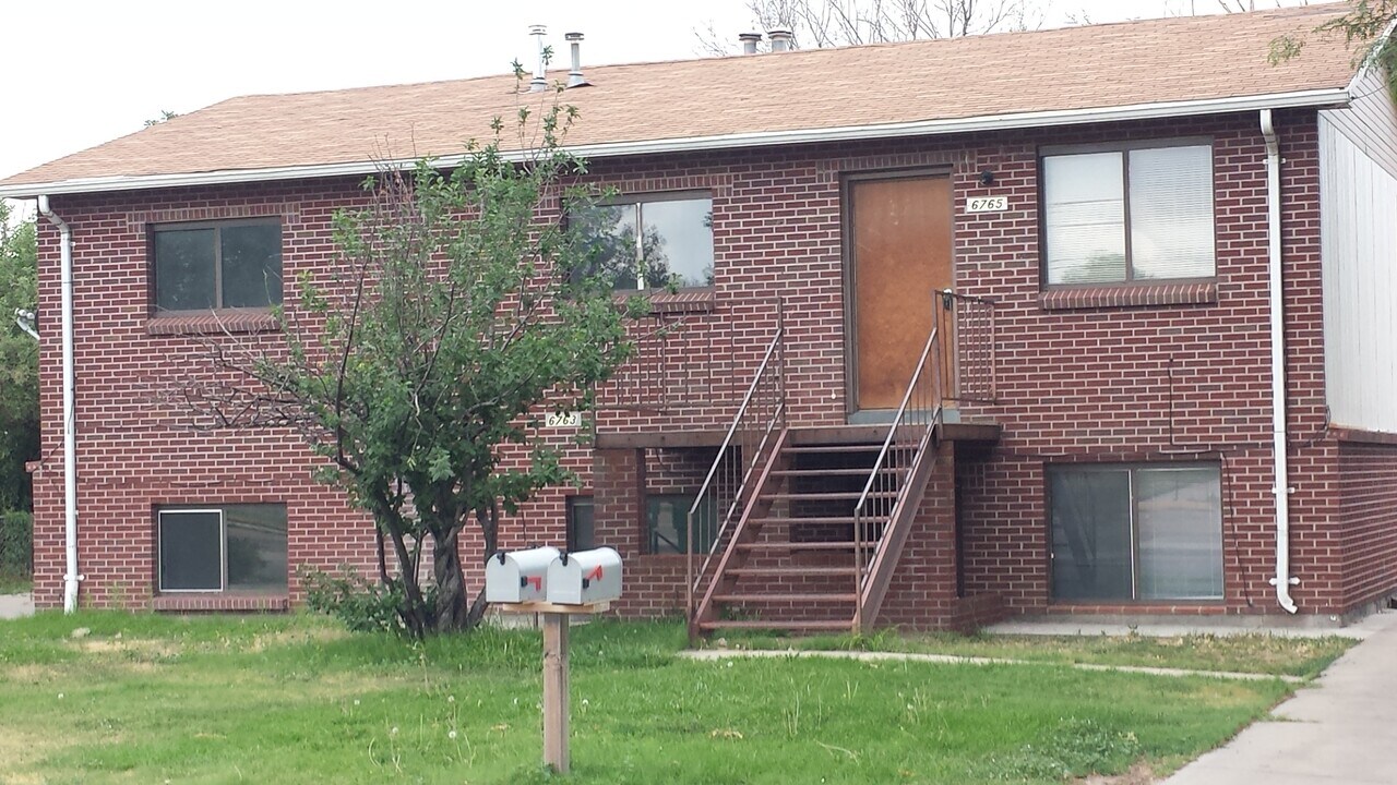 6764 Locust St in Commerce City, CO - Building Photo