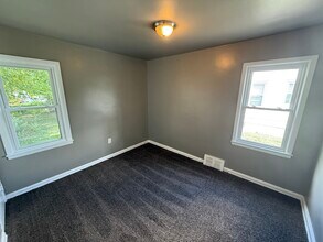 182 Crystal Lake Dr in Pontiac, MI - Building Photo - Building Photo