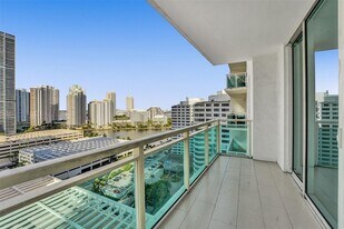 950 Brickell Bay Dr, Unit 1706 in Miami, FL - Building Photo