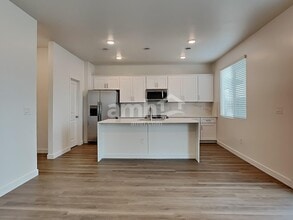 9754 W Luxton Ln in Tolleson, AZ - Foto de edificio - Building Photo