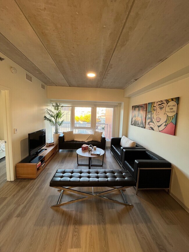 334 W Schiller St, Unit Furnished One bedroom 407 in Chicago, IL - Building Photo - Building Photo