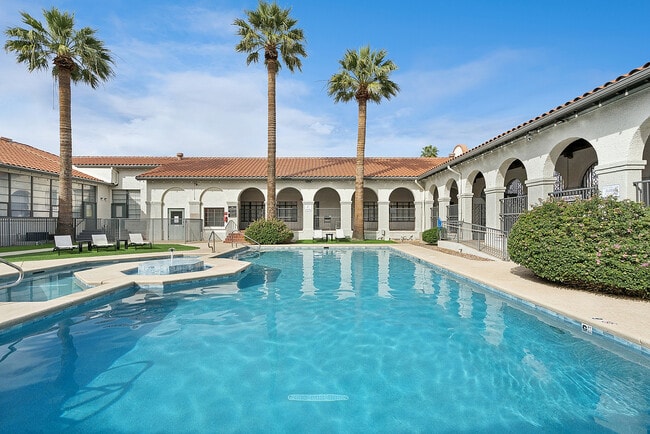 Campus Crossings at University Heights in Tucson, AZ - Foto de edificio - Building Photo