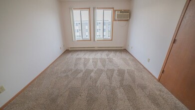 Cedars West Apartments in West Fargo, ND - Foto de edificio - Building Photo