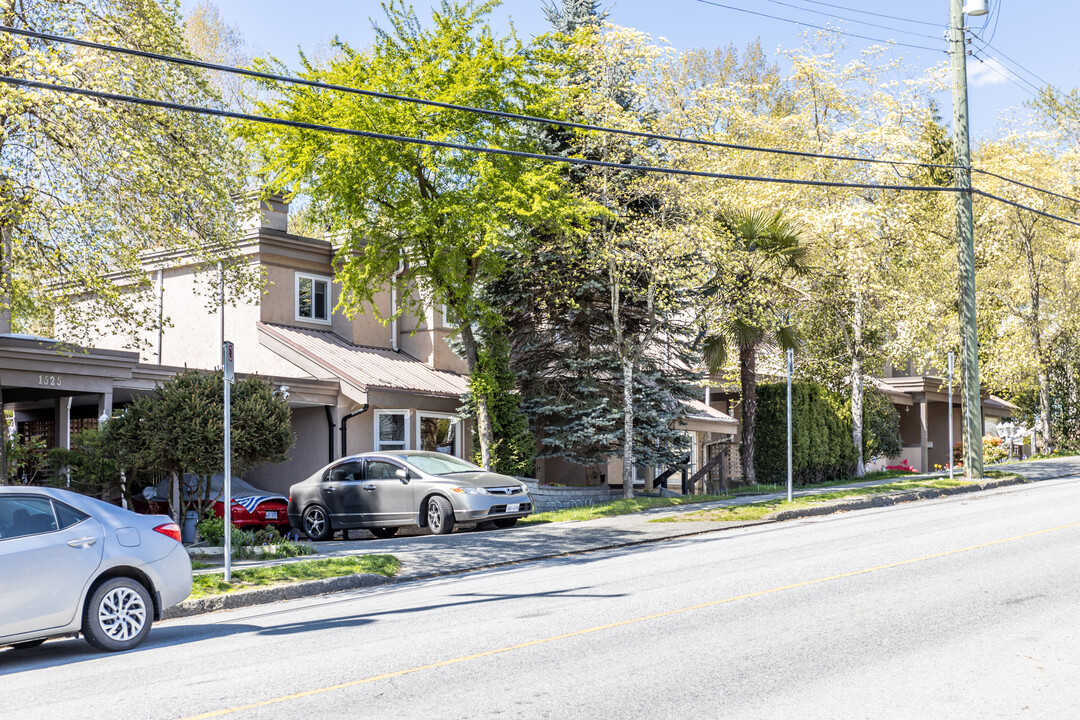 1525 Bewicke Av in North Vancouver, BC - Building Photo