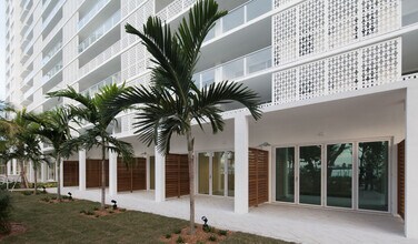 910 West Ave, Unit 800 in Miami Beach, FL - Foto de edificio - Building Photo