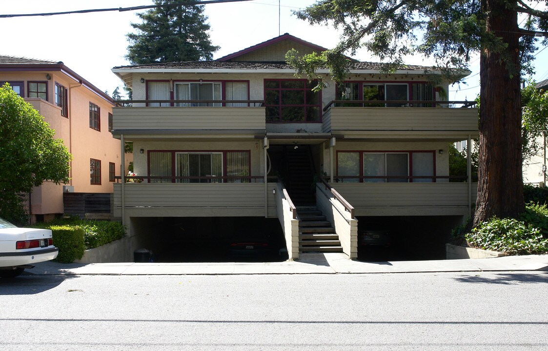915 Menlo Ave in Menlo Park, CA - Foto de edificio