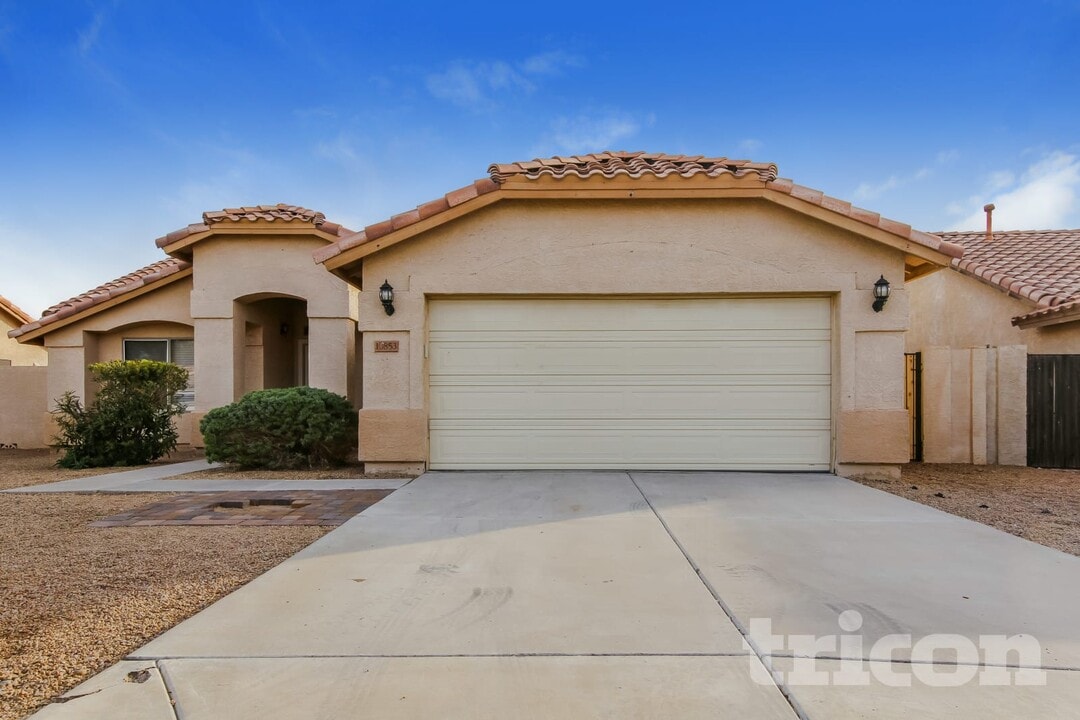 10853 W Sands Dr in Sun City, AZ - Building Photo