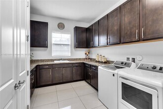 5202 S Sterling Ranch Cir in Davie, FL - Foto de edificio - Building Photo
