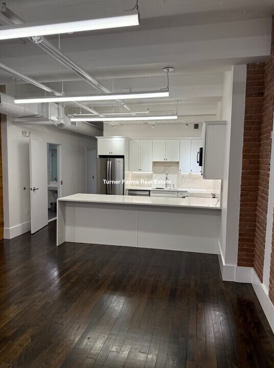 190 High St, Unit 5 in Boston, MA - Building Photo
