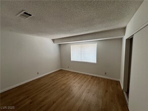 4940 Larkspur St in Las Vegas, NV - Building Photo - Building Photo