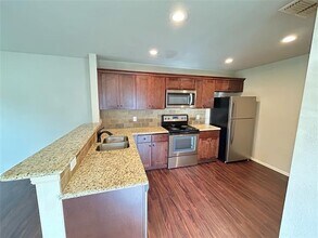 221 E Cooper St in Palmer, TX - Building Photo - Building Photo