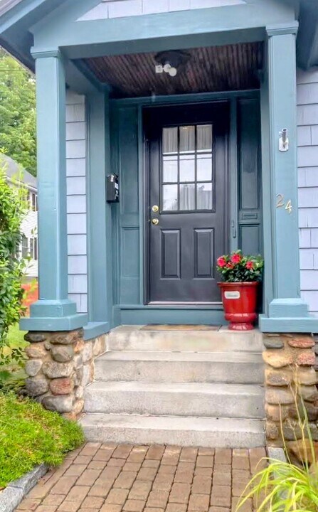 24 Beacon St in Concord, NH - Building Photo