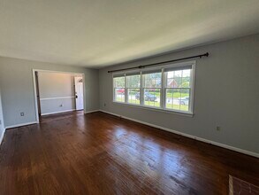 117 Southerland Dr in Hampton, VA - Foto de edificio - Building Photo