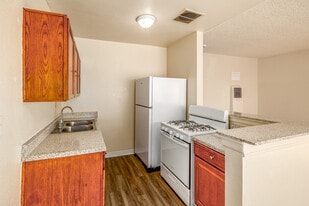 Minnie Apartments in Santa Ana, CA - Building Photo