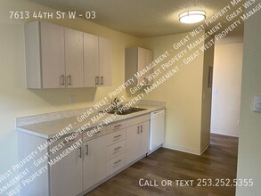 7613 44th St W-Unit -03 in University Place, WA - Foto de edificio - Building Photo