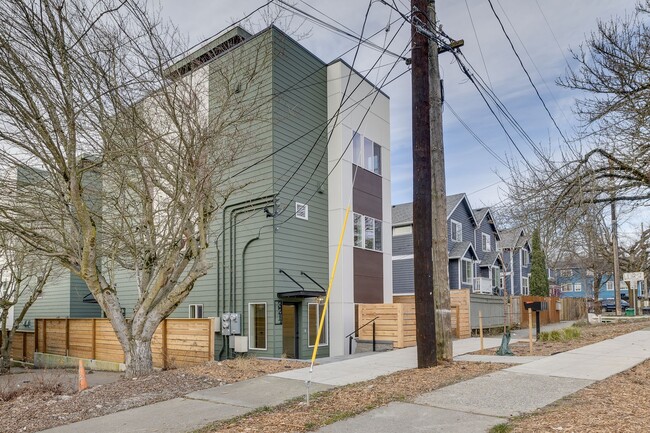 321 Martin Luther King Jr Way S in Seattle, WA - Building Photo - Building Photo