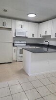 6882 NW 173rd Dr in Hialeah, FL - Building Photo