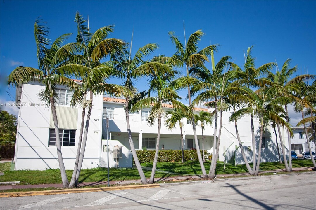 7130 Rue Versailles Dr in Miami Beach, FL - Building Photo