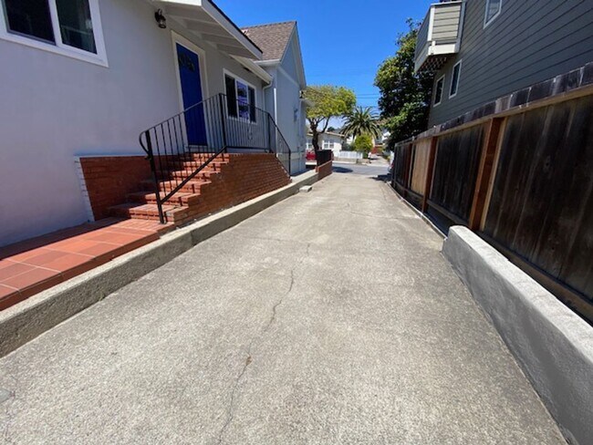 739 W Franklin St in Monterey, CA - Building Photo - Building Photo