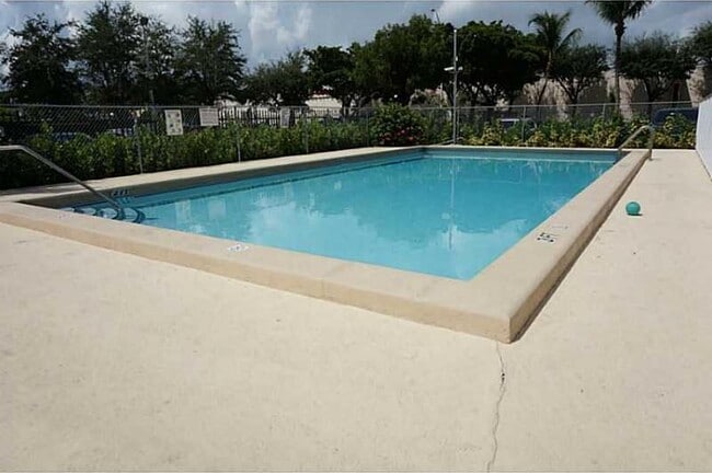 4675 W 18th Ct, Unit 1009 in Hialeah, FL - Foto de edificio - Building Photo
