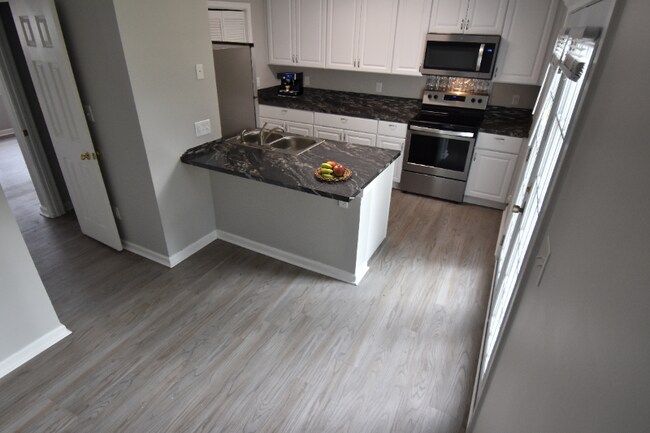 650 S Main St-Unit -Unit 5 in Mooresville, SC - Building Photo - Building Photo