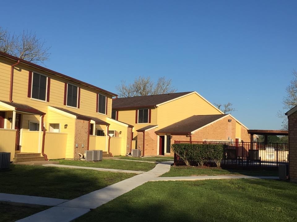 River Oaks in Sweeny, TX - Foto de edificio