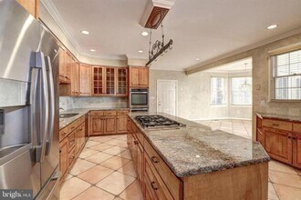 2082 Hunters Crest Way in Vienna, VA - Building Photo - Building Photo