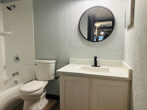 301 Tri City Beach Rd in Baytown, TX - Foto de edificio - Building Photo