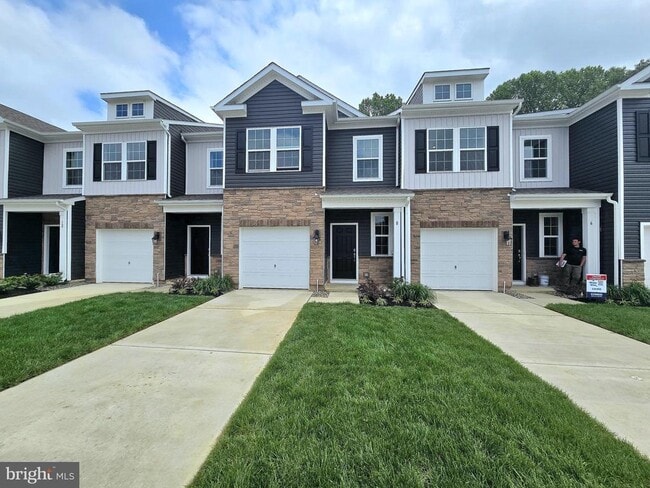 property at 8 Whaler Dr