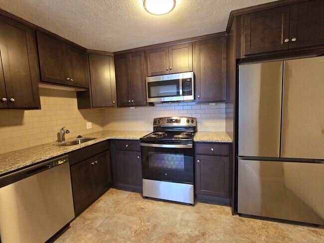 725 Broad St, Unit 10 in Weymouth, MA - Foto de edificio - Building Photo
