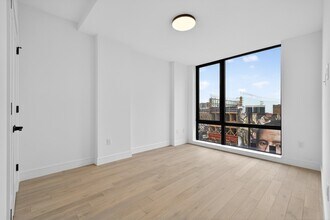 139 Christopher Columbus Dr in Jersey City, NJ - Building Photo - Building Photo