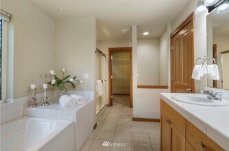 16532 Lemolo Shore Dr NE in Poulsbo, WA - Building Photo - Building Photo