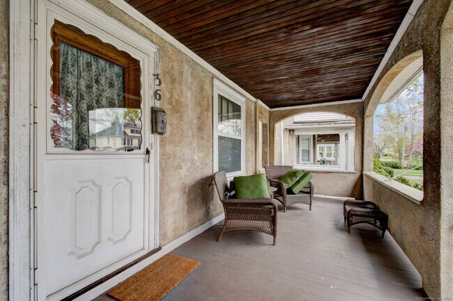 36 Maplewood Ave in West Hartford, CT - Building Photo - Building Photo