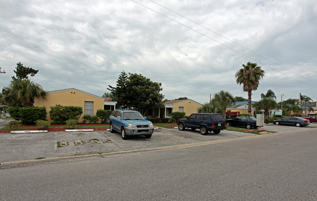 487 Paula Dr S in Dunedin, FL - Foto de edificio - Building Photo