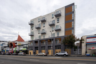 740 S Alvarado St in Los Angeles, CA - Building Photo - Building Photo