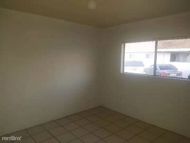 305 W Guinida Ln in Anaheim, CA - Building Photo - Building Photo