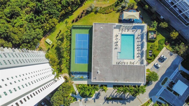 14951 Royal Oaks Ln, Unit 107 in North Miami, FL - Building Photo - Building Photo