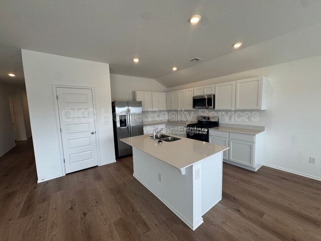 3901 Dutch Ln in Oklahoma City, OK - Building Photo - Building Photo